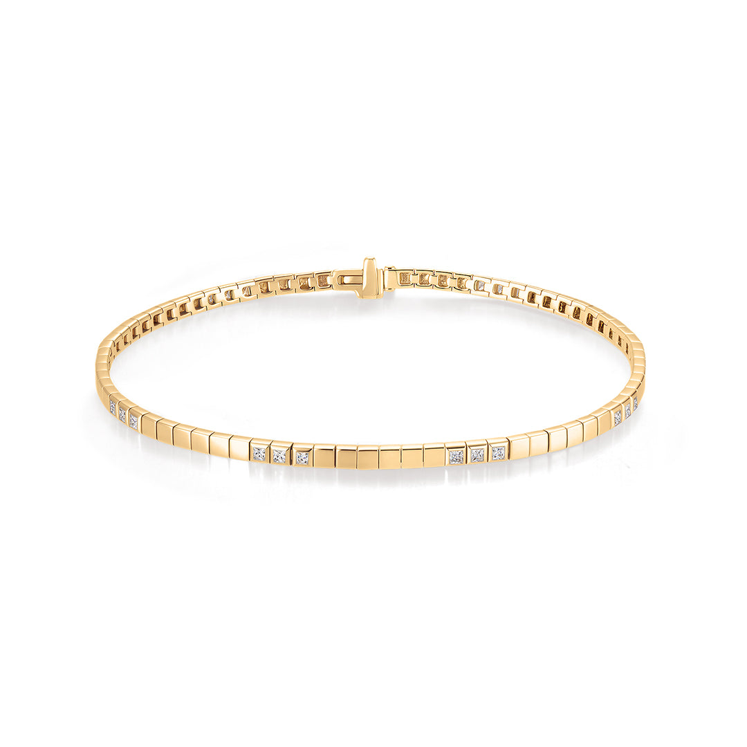 Raio diamond link bracelet in 14K yellow gold on a white background