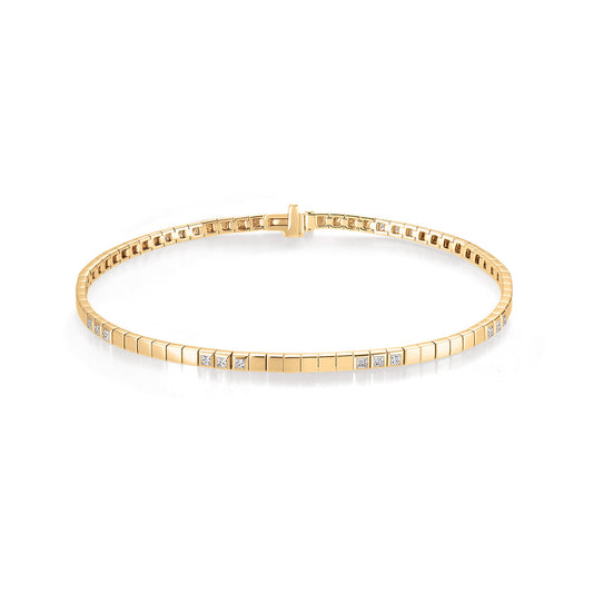 Raio diamond link bracelet in 14K yellow gold on a white background